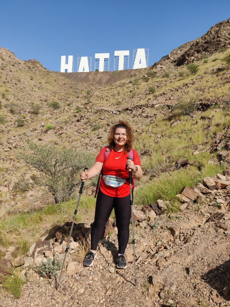 Hiking towards the Hatta sign